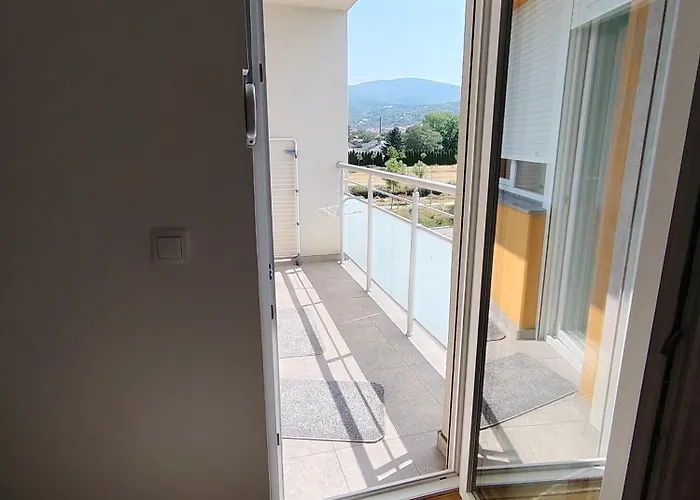 アパート Fenix ピロト